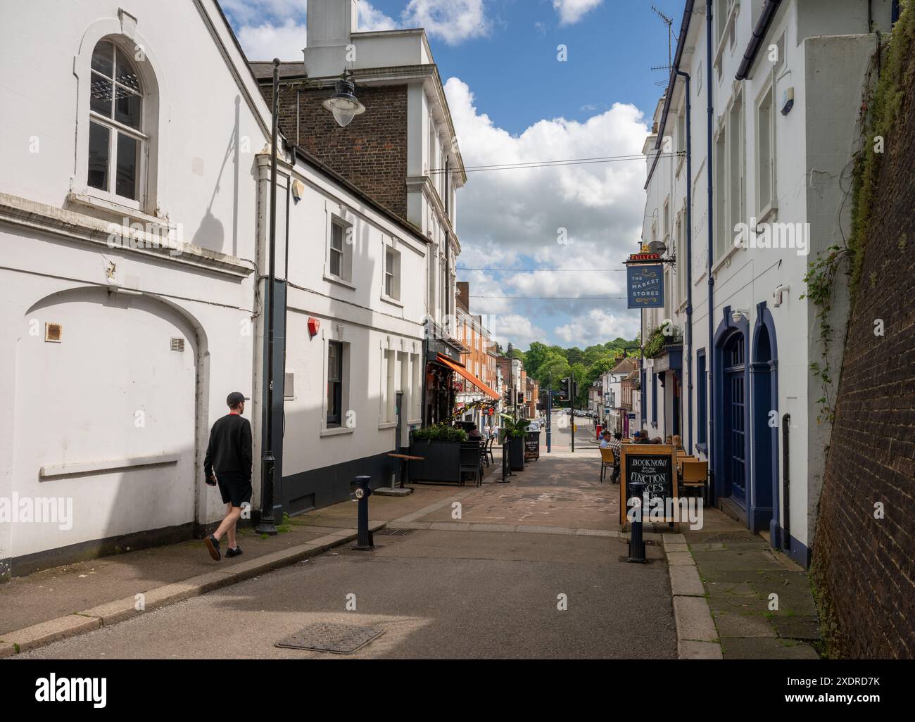 Reigate, Surrey, Großbritannien: Tunnel Road mit Blick nach Süden in Richtung Bell Street. Stockfoto