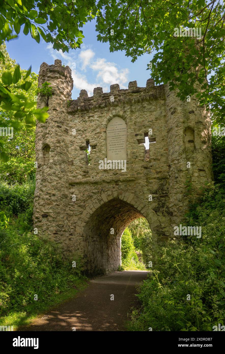 Castle Grounds, ein öffentlicher Park in Reigate, Surrey, Großbritannien. Während die Burg nicht mehr existiert, wurde 1777 über den Ruinen ein mittelalterliches Tor errichtet. Stockfoto