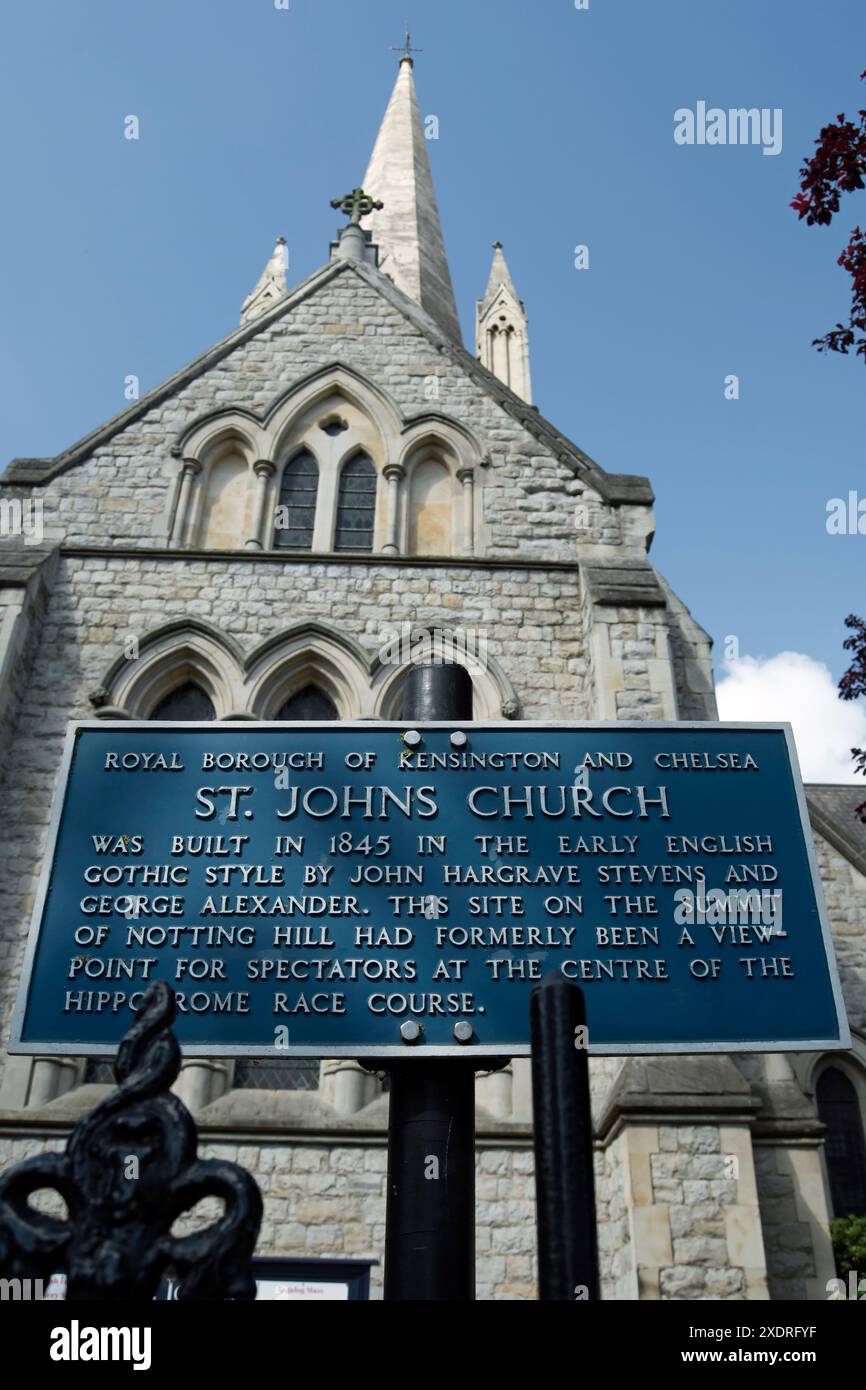 Historische Informationstafel vor der 1845 St. Johns Kirche, formal die Kirche St. john the Evangelist, notting Hill, london, england Stockfoto