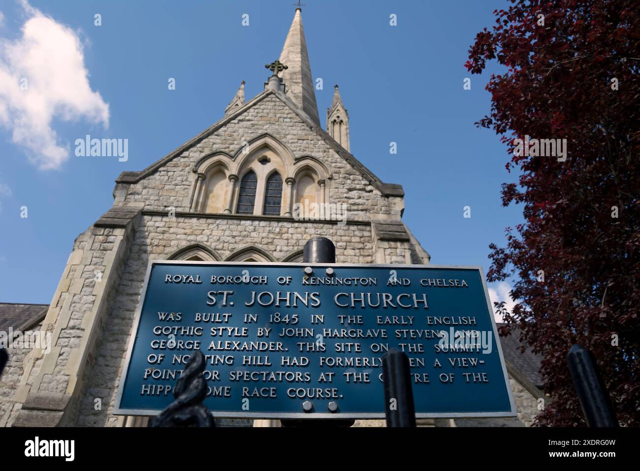 Historische Informationstafel vor der 1845 St. Johns Kirche, formal die Kirche St. john the Evangelist, notting Hill, london, england Stockfoto