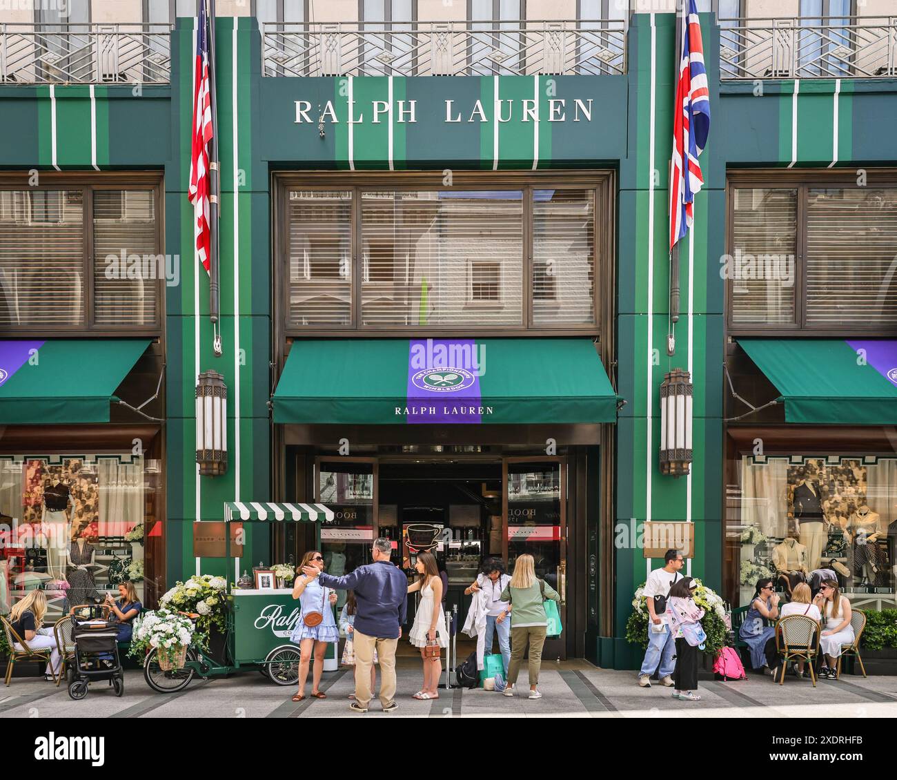 London, Großbritannien. Juni 2024. Der Ralph Lauren Flagship Store in der 1 New Bond Street hat eine neue Fassade und Einrichtung für die Wimbledon Tennis Championships . Das Turnier beginnt heute im All England Lawn Tennis Club in Soutwest London. Quelle: Imageplotter/Alamy Live News Stockfoto