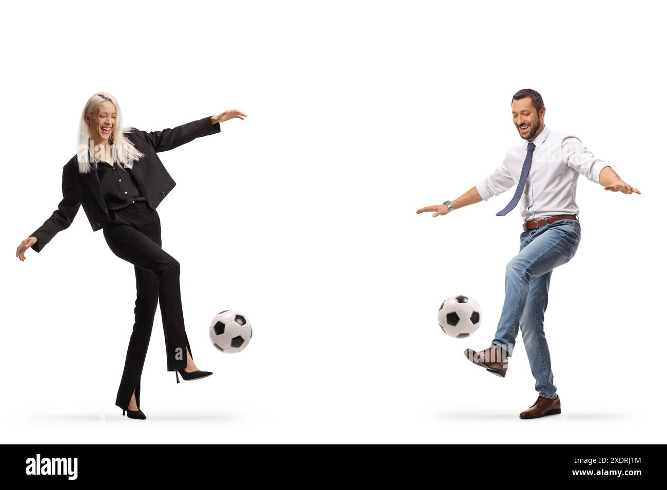 Geschäftsmann und Geschäftsfrau treten Fußbälle und lächeln isoliert auf weißem Hintergrund Stockfoto