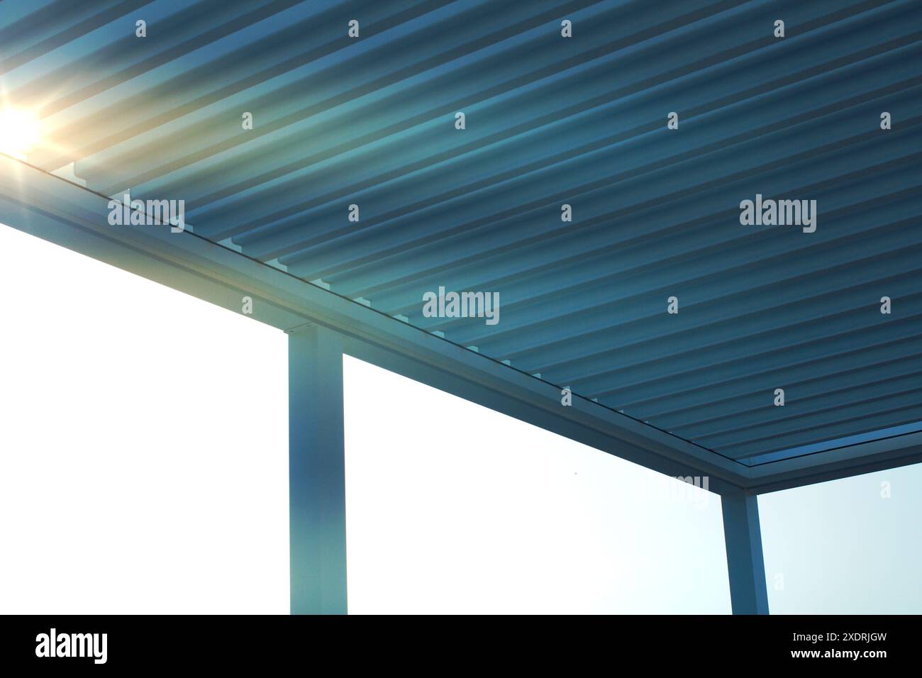 Pergola Markise auf dem Sonnenaufgangsfoto. Stockfoto