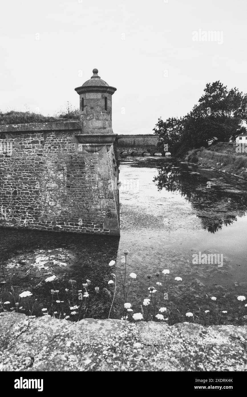 Saint-Vaast-La-Hougue, Normandie, Frankreich. Vauban Befestigungsanlagen. Fort von Graben umgeben. UNESCO-Weltkulturerbe. Schwarz weiß historisches Foto. Stockfoto