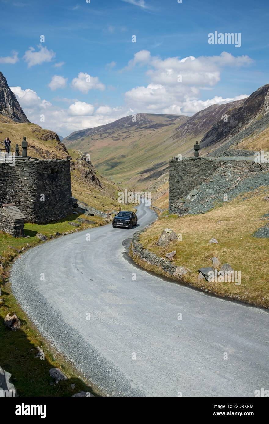 Mit dem Auto fahren Sie den Honister Pass hinunter zum Gatesgarthdale Valley Lake District Nationalpark Cumbria England Großbritannien Großbritannien Großbritannien Großbritannien Großbritannien Großbritannien Großbritannien Großbritannien Großbritannien Stockfoto