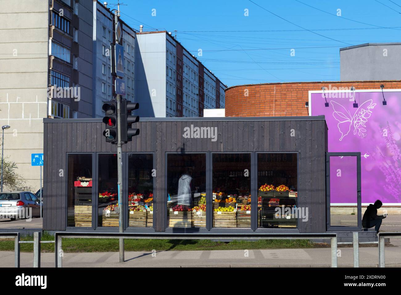 Ein kleiner Obstladen aus Holz in der Stadt Stockfoto
