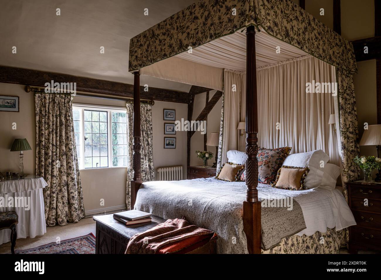 Georgianisches Himmelbett mit Chateaurenard-Stoff von Christopher Moore im 16. Jahrhundert Tudor Farmhouse, Hertfordshire, England, Großbritannien. Stockfoto