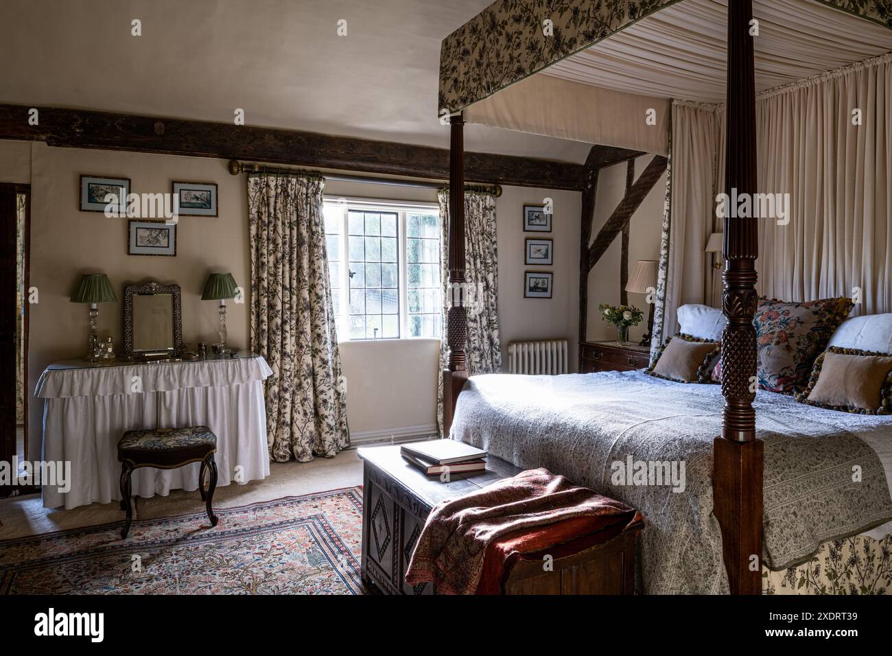 Georgianisches Himmelbett mit Chateaurenard-Stoff von Christopher Moore im 16. Jahrhundert Tudor Farmhouse, Hertfordshire, England, Großbritannien. Stockfoto