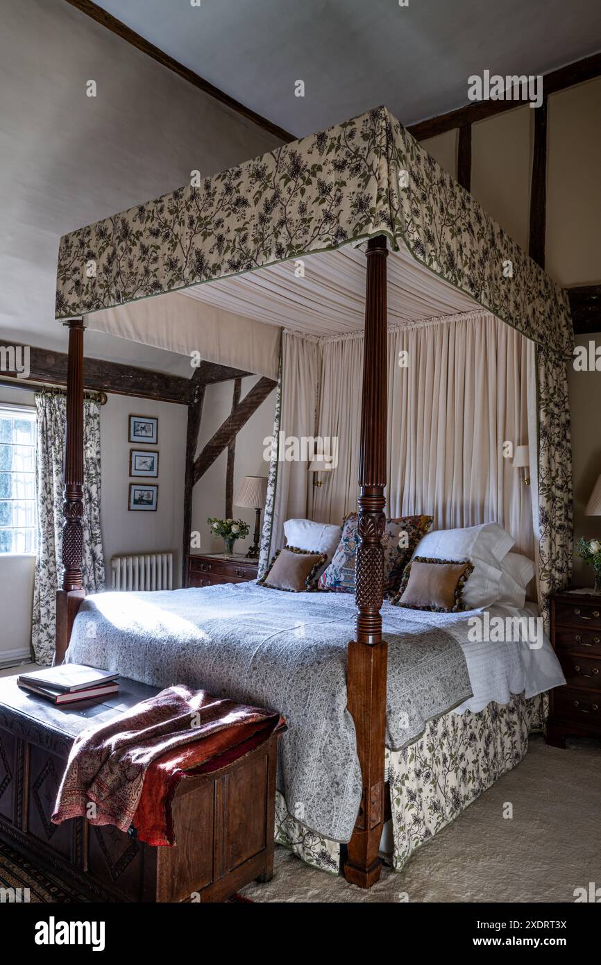 Georgianisches Himmelbett mit Chateaurenard-Stoff von Christopher Moore im 16. Jahrhundert Tudor Farmhouse, Hertfordshire, England, Großbritannien. Stockfoto
