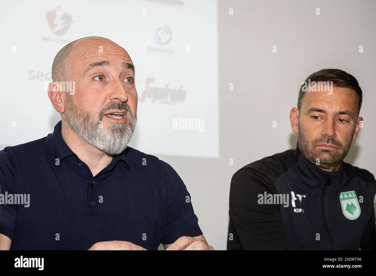 La Louviere, Belgien. Juni 2024. RAAL-CEO Toni Turi und RAAL-Cheftrainer Frederic Taquin wurden während einer Pressekonferenz der belgischen Fußballmannschaft RAAL La Louviere am Montag, den 24. Juni 2024, in La Louviere zur kommenden Saison 2024-25 der zweiten Liga der Challenger Pro League der belgischen Meisterschaften vorgestellt. BELGA FOTO JAMES ARTHUR GEKIERE Credit: Belga News Agency/Alamy Live News Stockfoto