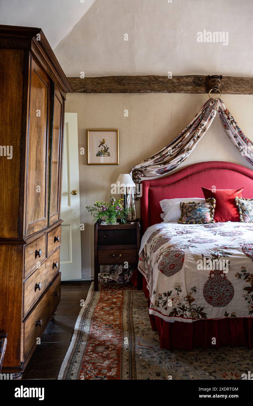 William IV. Schrank mit Tablett und Vintage-Stoffen und Kleiderschrank im Schlafzimmer des Tudor Farmhouse aus dem 16. Jahrhundert in Hertfordshire, England, Großbritannien. Stockfoto