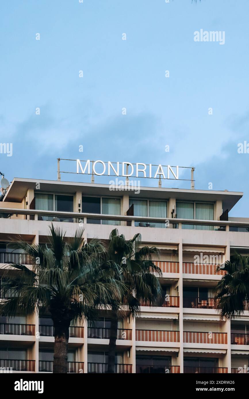 Cannes, Frankreich - 20. April 2024: Mondrian Hotel-Schild in Cannes während der Dämmerung Stockfoto