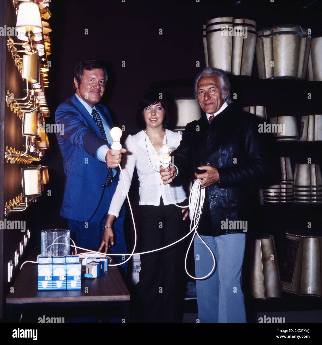 Der große Preis, ZDF Quiz, 1975, vor der Sendung: Moderator Wim Thoelke und Ted Lesley, deutscher Zauberkünstler und Mentalist, er zeigt Thoelke verblüffende Tricks. Stockfoto