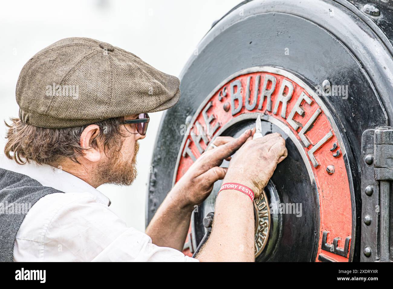 BROADCHALKE, WILTSHIRE, UK, 24. Juni 2024, Close Shot af ein Mann, der die Vorderseite einer Dampflokomotive beim Chalke History Festival reinigt, dem führenden Geschichtsfestival Großbritanniens am Eröffnungstag, das Hunderttausende von Geschichtsbegeisterten anzieht (darunter Zehntausende von Schulkindern während des speziellen Schulfestivals an den ersten beiden Tagen). John Rose/Alamy Live News Stockfoto