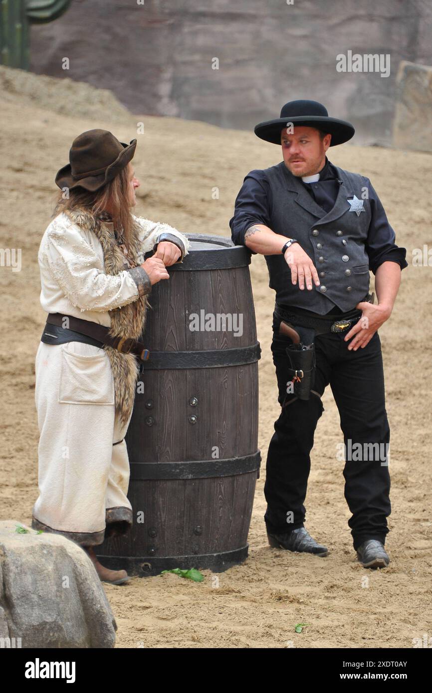 Volker Zack und Dustin Semmelrogge. Karl May Pressekonferenz mit Fotoprobe zu Winnetou II., Ribanna und Old Firehand. Bad Segeberg, 21.06.2024 Bitte Bildunterschrift : IMAGO Michael Wigglesworth *** Volker Zack und Dustin Semmelrogge Karl May Pressekonferenz mit Fotoprobe für Winnetou II, Ribanna und Alte Feuerhand Bad Segeberg, 21 06 2024 Bitte Bildunterschrift IMAGO Michael Wigglesworth Stockfoto