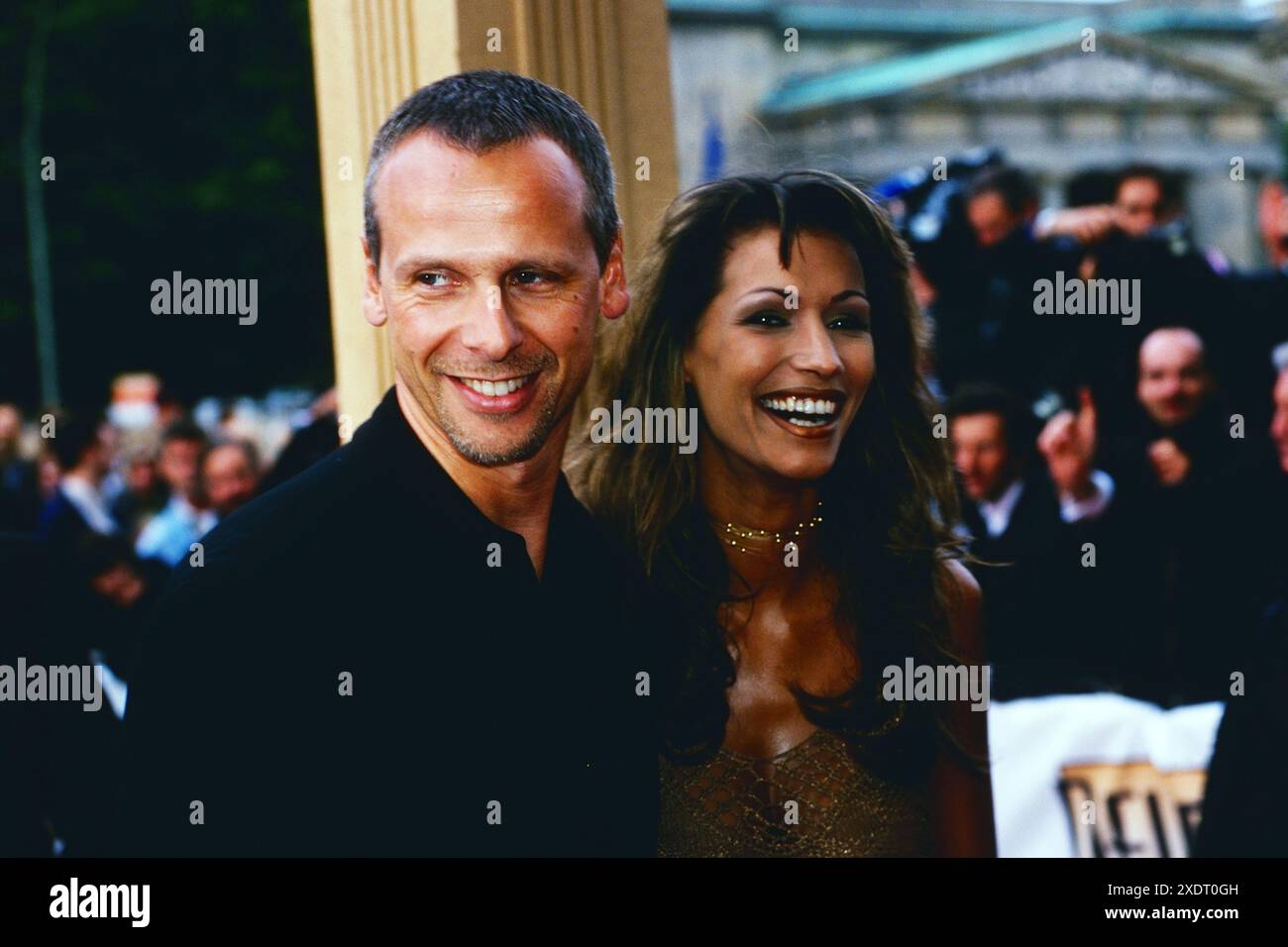Medienunternehmer Fred Kogel mit Schauspielerin Yasmina Filali bei der Ankunft zur Veranstaltung: Deutscher Filmpreis, Jahr 2000. Stockfoto