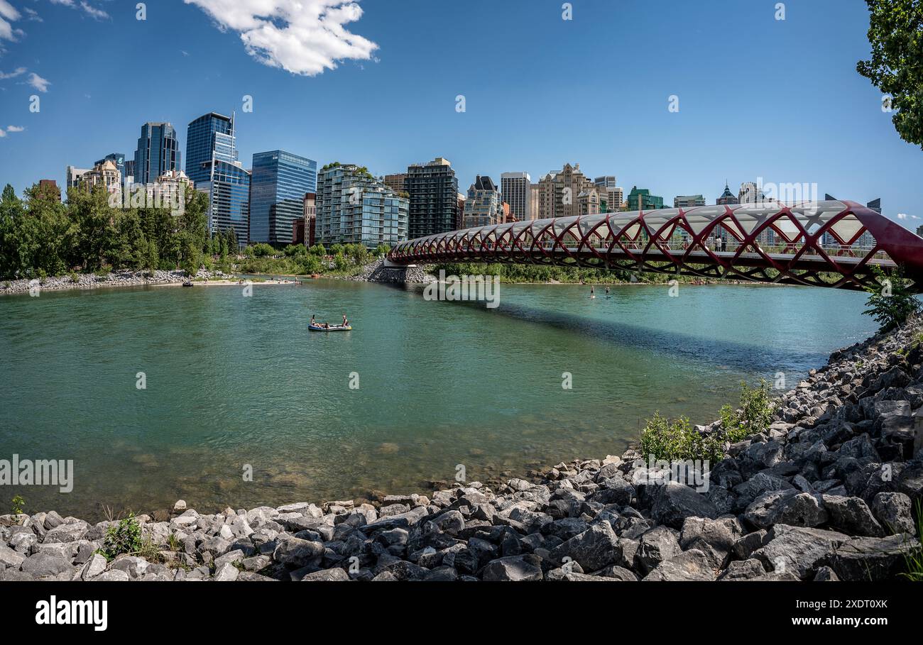 Pfirsichbrücke und Fluss in Calgary im Sommer Stockfoto