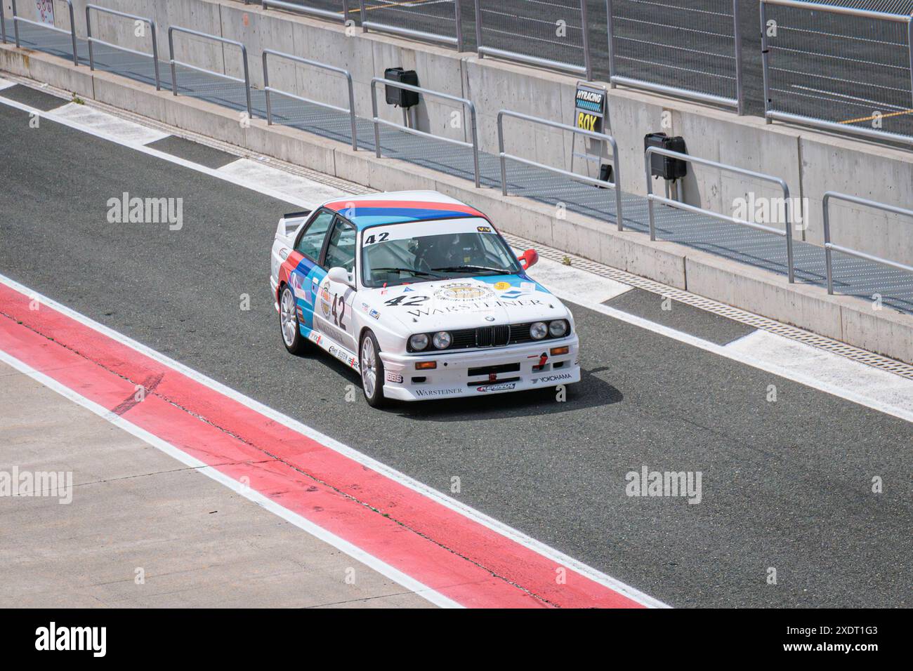 Los Arcos, Spanien-25. Mai 2024: 1990 BMW M3 (E30), Rennwagen, Warsteiner Lackierung Stockfoto