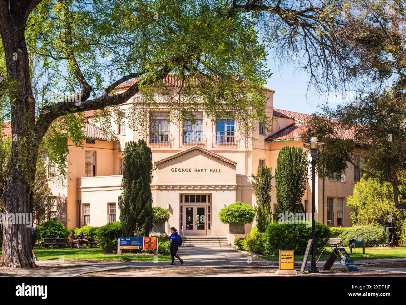 Davis, Kalifornien, USA - 23. März 2017: College Student Walking by George Hart Hall an der UC Davis. Stockfoto