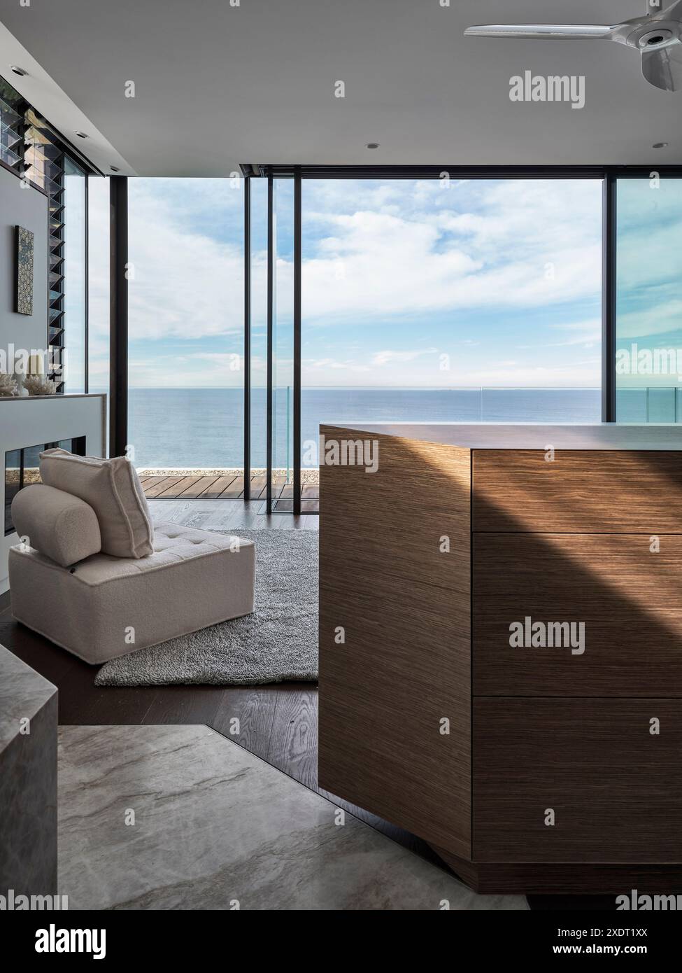 Hauptschlafzimmer. Cliff House, Dover Heights, Australien. Architekt: Rolf Architect https://ro-ar.com.au, 2024. Stockfoto