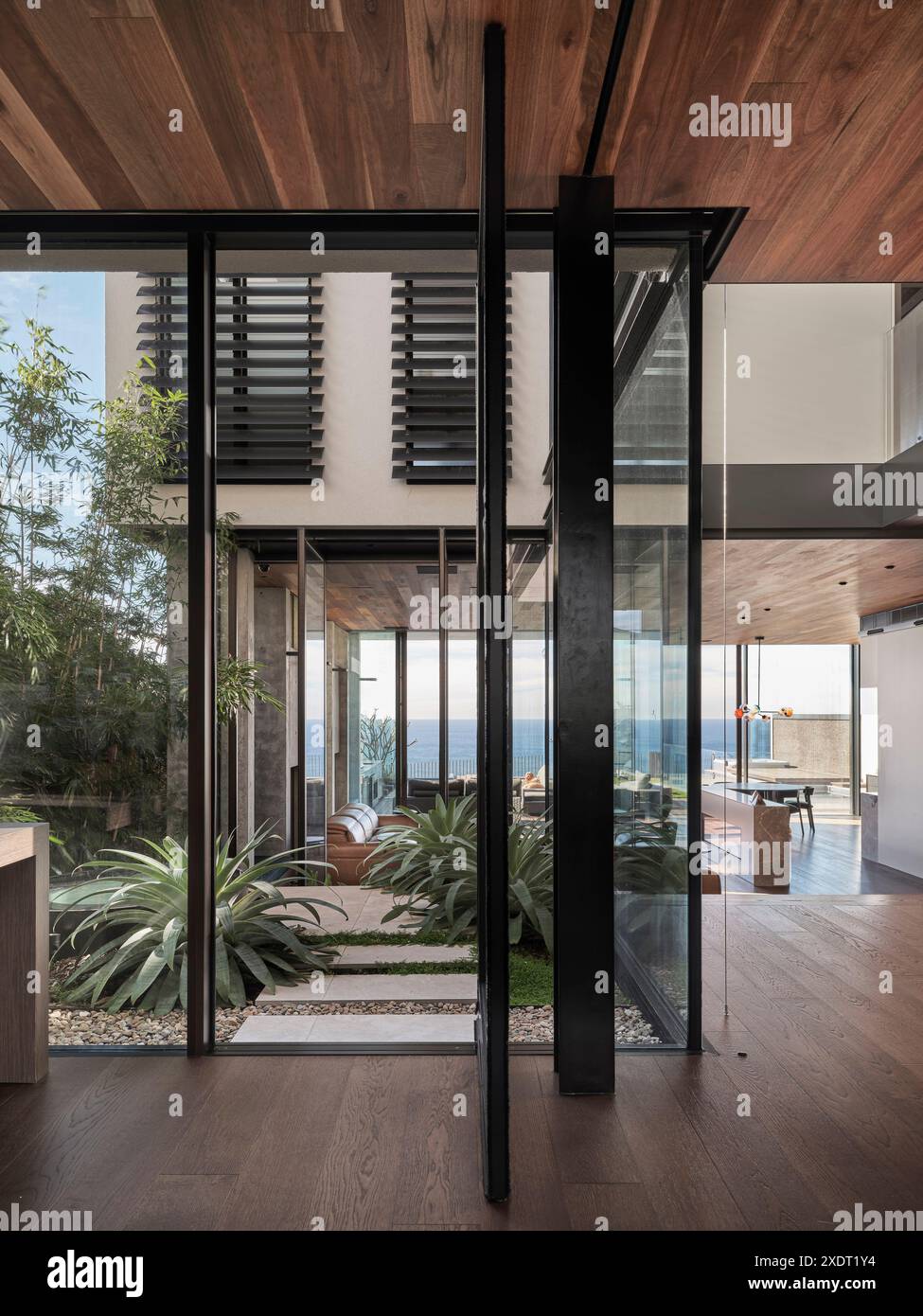 Zentraler Innenhof. Cliff House, Dover Heights, Australien. Architekt: Rolf Architect https://ro-ar.com.au, 2024. Stockfoto