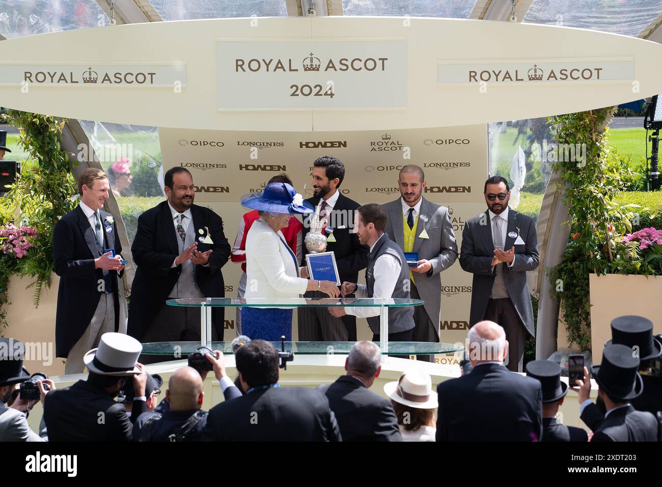 Ascot, Großbritannien. 22. Juni 2024. Die Gewinnerpräsentation für die Hardwicke Stakes wurde von Frau Jessica Harrington gehalten. Die von Jockey Callum Shepherd gerittene Horse Isle of Jura gewann die Hardwicke Stakes auf der Ascot Racecourse in Berkshire am fünften Tag von Royal Ascot. Besitzer Victorious Racing, Trainer George Scott, Newmarket, Züchter Godolphin. Kredit: Maureen McLean/Alamy Stockfoto