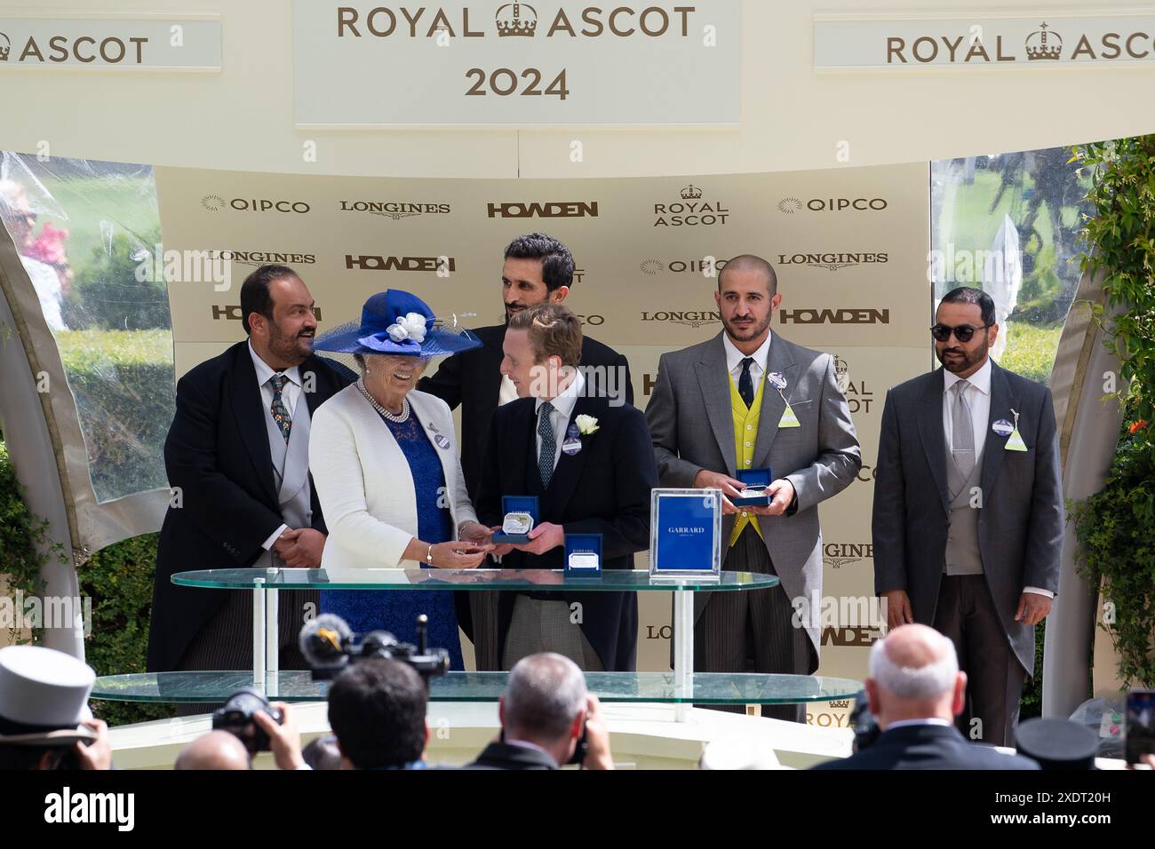 Ascot, Großbritannien. 22. Juni 2024. Die Gewinnerpräsentation für die Hardwicke Stakes wurde von Frau Jessica Harrington gehalten. Die von Jockey Callum Shepherd gerittene Horse Isle of Jura gewann die Hardwicke Stakes auf der Ascot Racecourse in Berkshire am fünften Tag von Royal Ascot. Besitzer Victorious Racing, Trainer George Scott, Newmarket, Züchter Godolphin. Kredit: Maureen McLean/Alamy Stockfoto