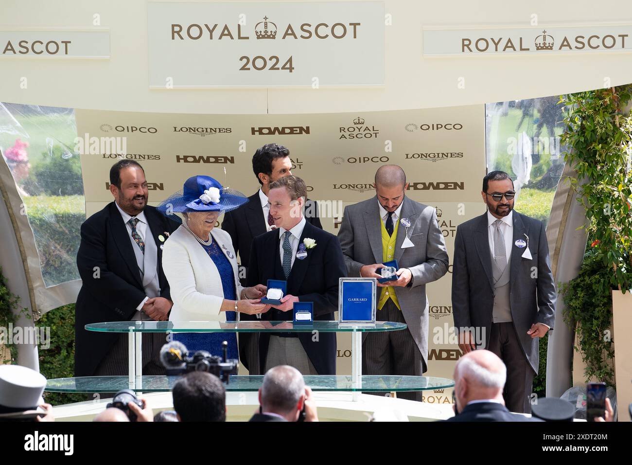 Ascot, Großbritannien. 22. Juni 2024. Die Gewinnerpräsentation für die Hardwicke Stakes wurde von Frau Jessica Harrington gehalten. Die von Jockey Callum Shepherd gerittene Horse Isle of Jura gewann die Hardwicke Stakes auf der Ascot Racecourse in Berkshire am fünften Tag von Royal Ascot. Besitzer Victorious Racing, Trainer George Scott, Newmarket, Züchter Godolphin. Kredit: Maureen McLean/Alamy Stockfoto