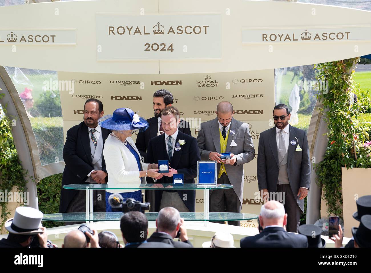 Ascot, Großbritannien. 22. Juni 2024. Die Gewinnerpräsentation für die Hardwicke Stakes wurde von Frau Jessica Harrington gehalten. Die von Jockey Callum Shepherd gerittene Horse Isle of Jura gewann die Hardwicke Stakes auf der Ascot Racecourse in Berkshire am fünften Tag von Royal Ascot. Besitzer Victorious Racing, Trainer George Scott, Newmarket, Züchter Godolphin. Kredit: Maureen McLean/Alamy Stockfoto