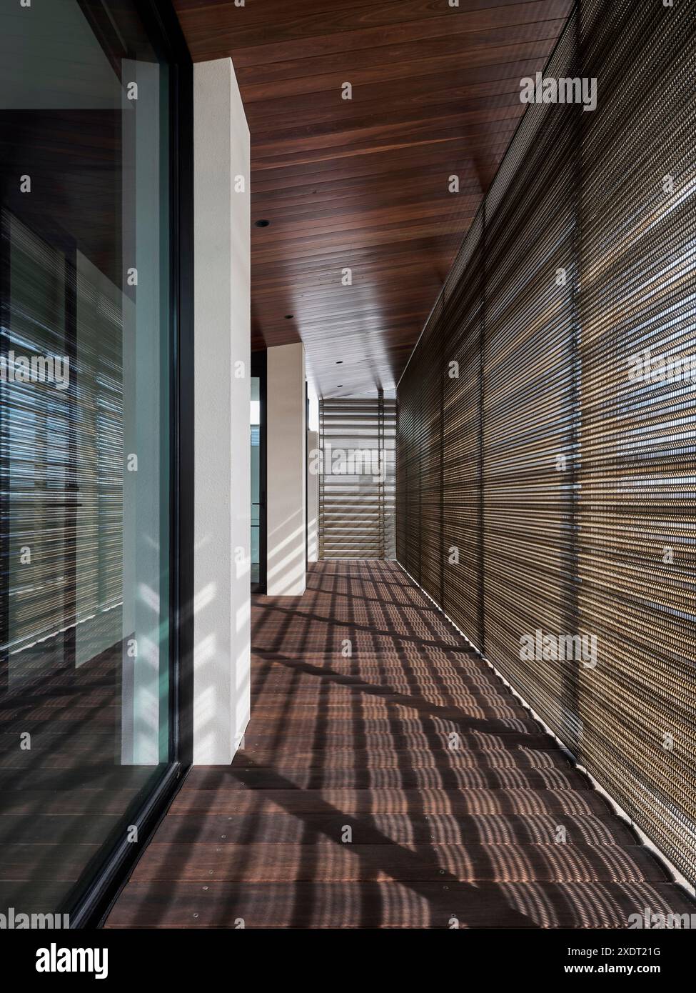 Terrasse im Obergeschoss neben den Schlafzimmern in westlicher Höhe. Cliff House, Dover Heights, Australien. Architekt: Rolf Architect https://ro-ar.com.au, 202 Stockfoto