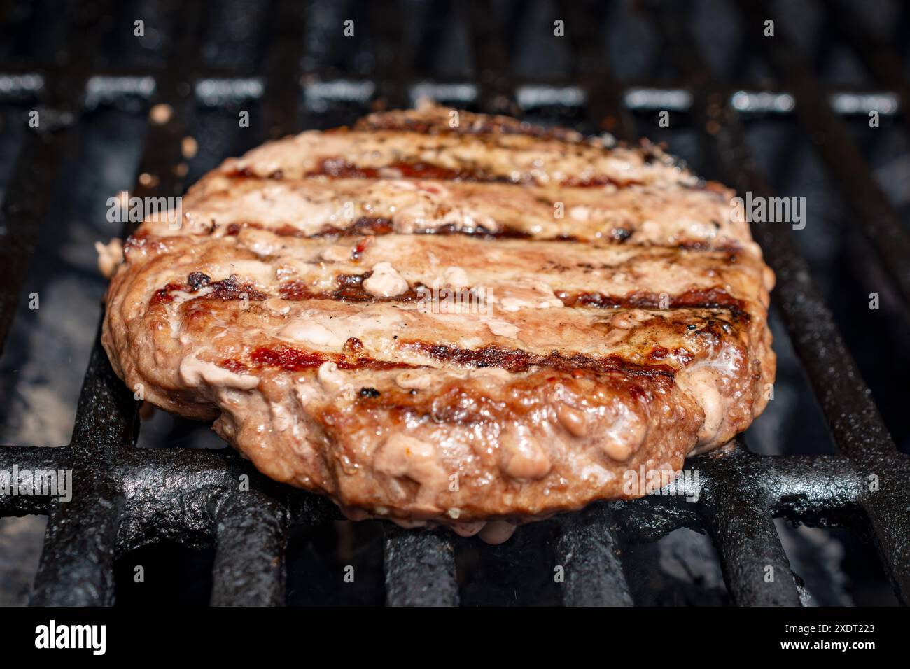 Hausgemachtes Burger Patty auf einem Gasgrill. Bereit zum Essen. Stockfoto