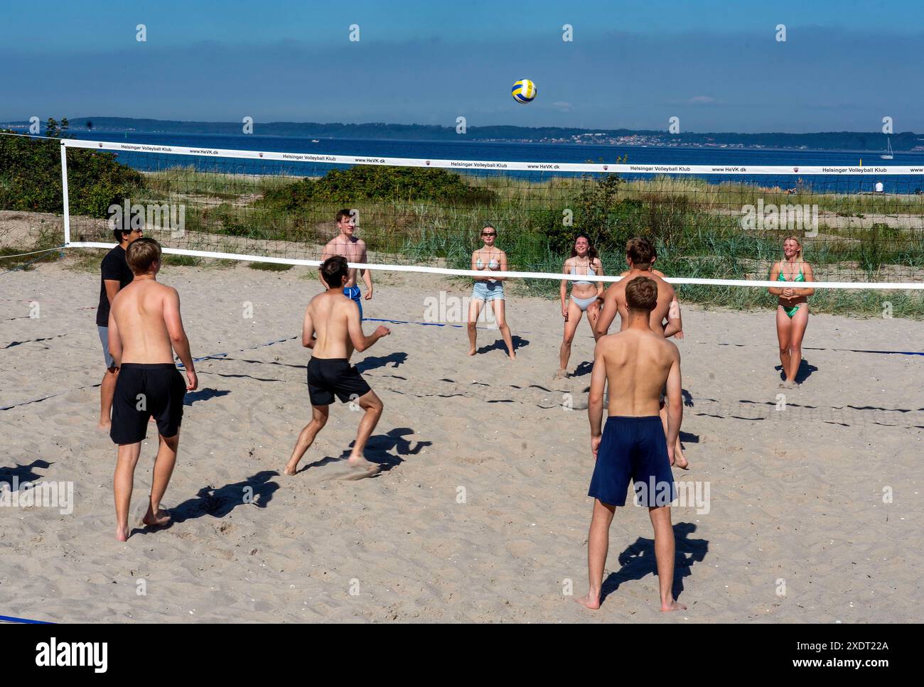 Volleyvall-Spiel von den Strandprimenaden, Helsingör, Dänemark Stockfoto