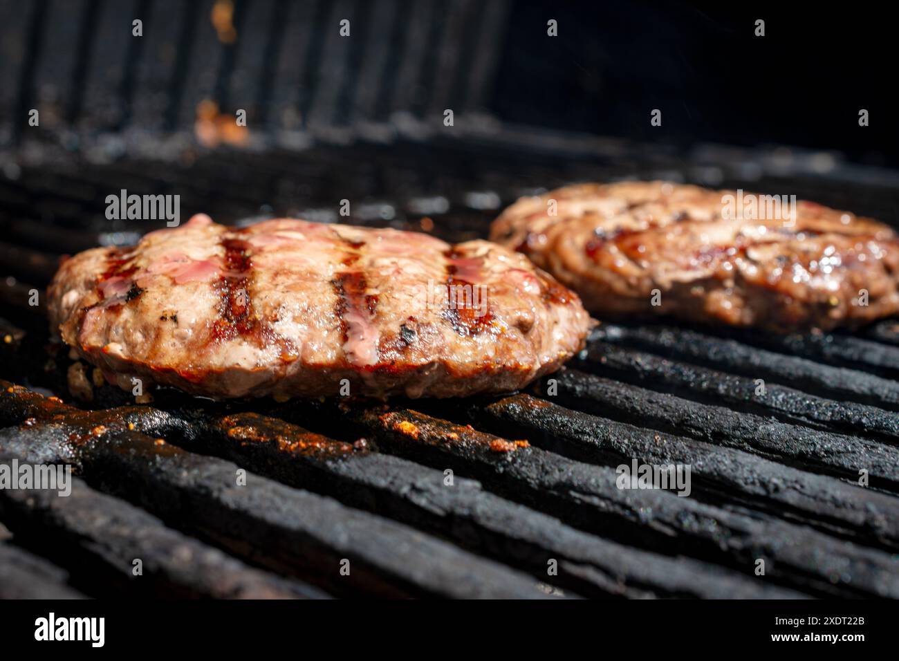 Hausgemachtes Burger Patty auf einem Gasgrill. Bereit zum Essen. Stockfoto