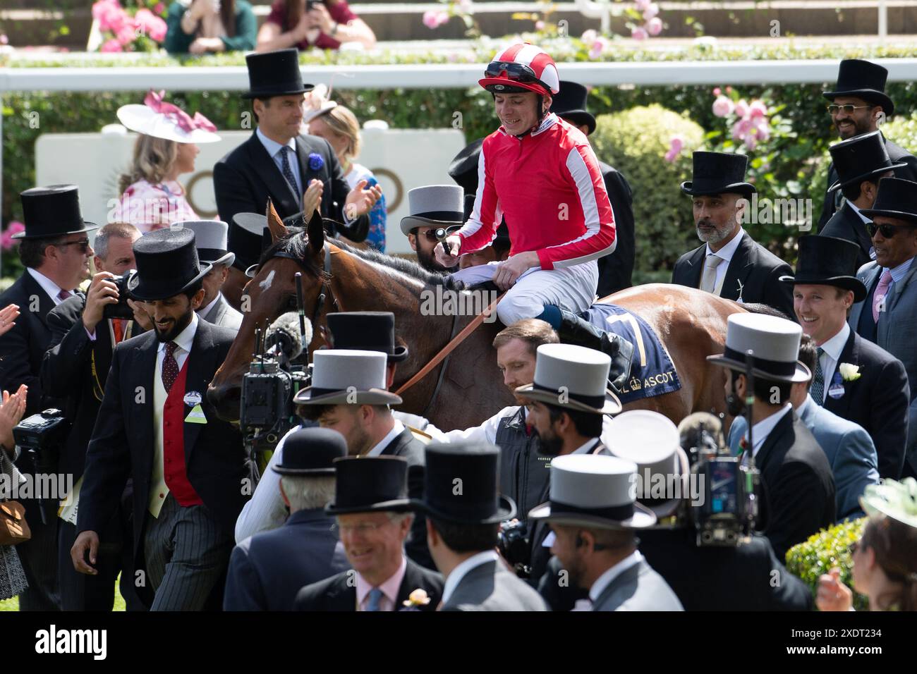 Ascot, Großbritannien. Juni 2024. Die von Jockey Callum Shepherd gerittene Horse Isle of Jura gewann die Hardwicke Stakes auf der Ascot Racecourse in Berkshire am fünften Tag von Royal Ascot. Besitzer Victorious Racing, Trainer George Scott, Newmarket, Züchter Godolphin. Kredit: Maureen McLean/Alamy Stockfoto