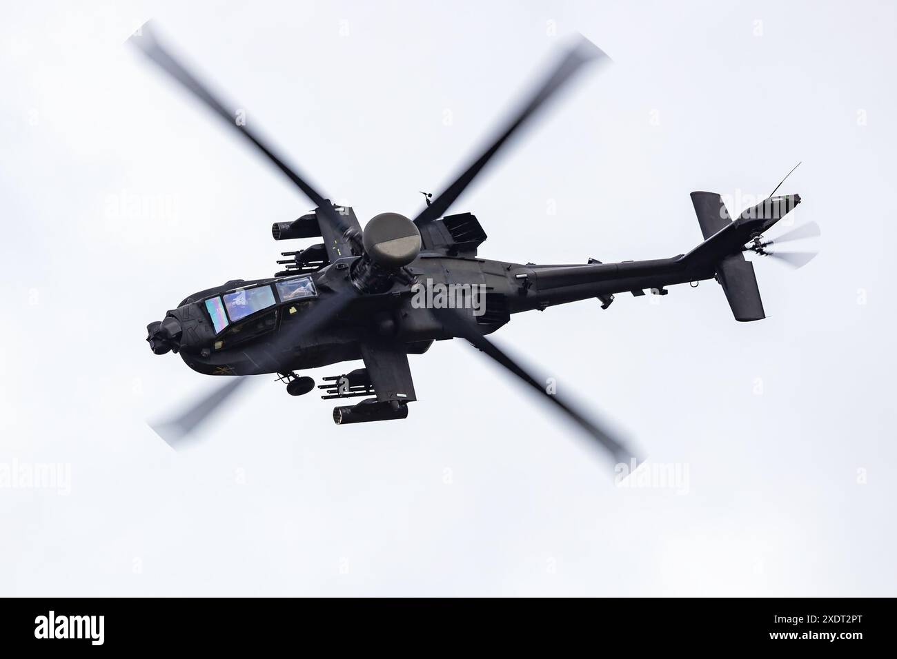 Malacky, Slowakei - 1. September 2023: US Army Boeing AH-64 Apache Longbow Hubschrauber fliegen. Luftfahrt- und Militärrotorboote. Stockfoto