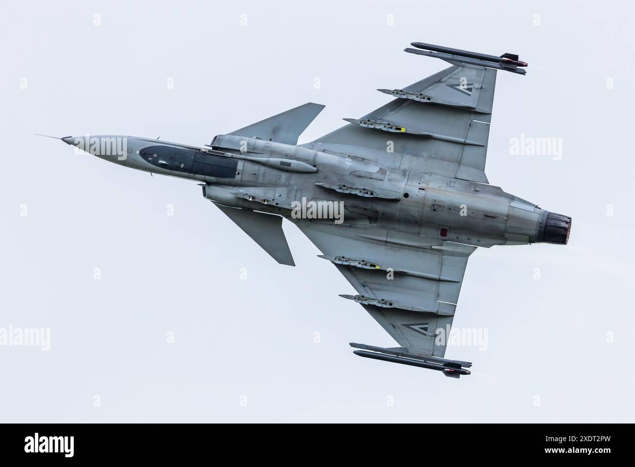 Malacky, Slowakei - 1. September 2023: Ungarische Luftwaffe SAAB JAS 39 Gripen Kampfflugzeug fliegen. Luftfahrt- und Militärflugzeuge. Stockfoto