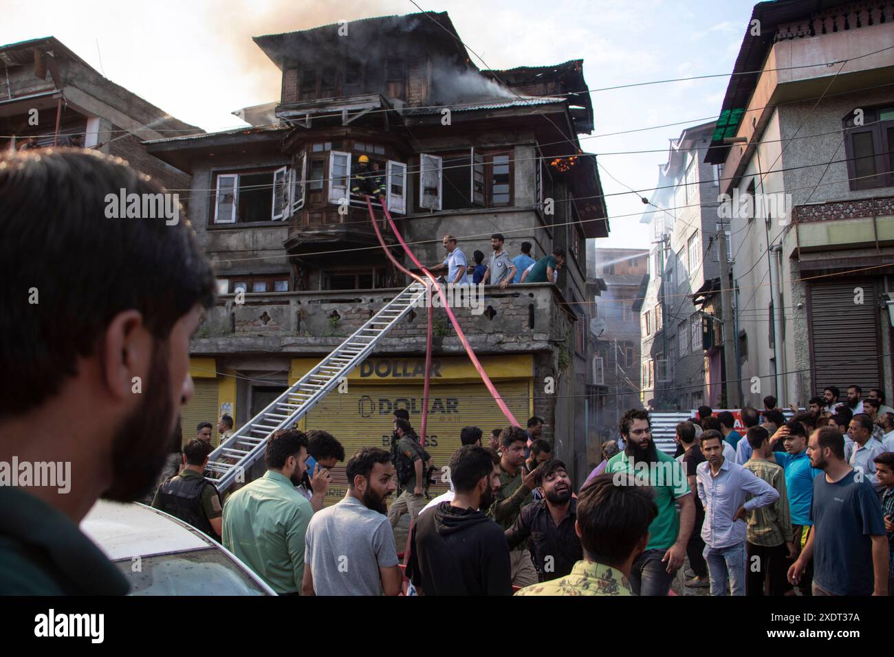 Srinagar, Jammu Und Kaschmir, Indien. Juni 2024. Feuerwehrleute und Polizisten versuchen, das Feuer zu kontrollieren, das den masjid und mehrere andere Wohngebäude in der verstopften Innenstadt von Bohri Kadal in Srinagar erfasst. (Credit Image: © Adil Abass/ZUMA Press Wire) NUR REDAKTIONELLE VERWENDUNG! Nicht für kommerzielle ZWECKE! Quelle: ZUMA Press, Inc./Alamy Live News Stockfoto