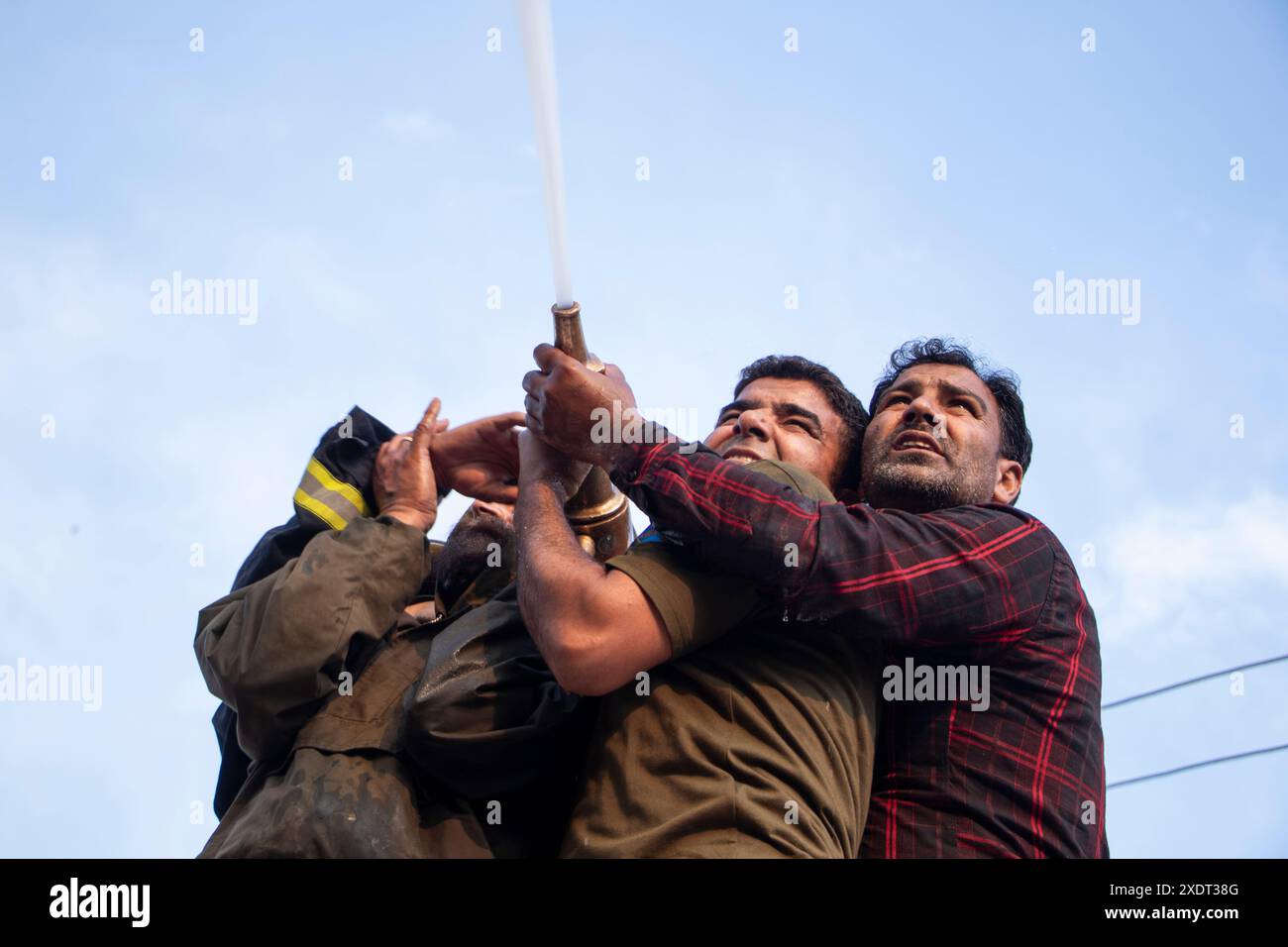 Srinagar, Jammu Und Kaschmir, Indien. Juni 2024. Feuerwehrleute versuchen, das Feuer, das den masjid und mehrere andere Wohngebäude in der verstopften Innenstadt von Bohri Kadal in Srinagar erfasst, unter Kontrolle zu bringen. (Credit Image: © Adil Abass/ZUMA Press Wire) NUR REDAKTIONELLE VERWENDUNG! Nicht für kommerzielle ZWECKE! Quelle: ZUMA Press, Inc./Alamy Live News Stockfoto