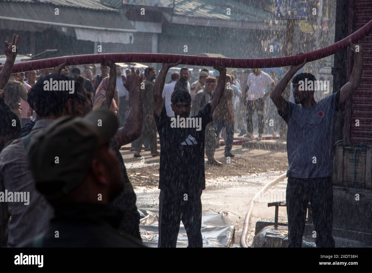 Srinagar, Jammu Und Kaschmir, Indien. Juni 2024. Ein Junge hält eine Wasserleitung in der Hand, um das Feuer zu kontrollieren, das den masjid und mehrere andere Wohngebäude in der verstopften Innenstadt von Bohri Kadal in Srinagar erfasst. (Credit Image: © Adil Abass/ZUMA Press Wire) NUR REDAKTIONELLE VERWENDUNG! Nicht für kommerzielle ZWECKE! Quelle: ZUMA Press, Inc./Alamy Live News Stockfoto