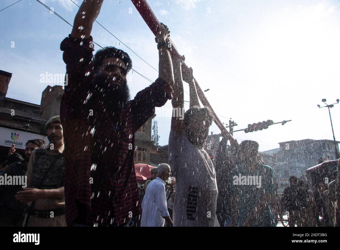 Srinagar, Jammu Und Kaschmir, Indien. Juni 2024. Die Menschen halten Wasserleitungen in der Hand, um die Kontrolle über das Feuer zu erlangen, das die Moschee und mehrere andere Wohngebäude in der verstopften Innenstadt von Bohri Kadal in Srinagar überschwemmt hat. (Credit Image: © Adil Abass/ZUMA Press Wire) NUR REDAKTIONELLE VERWENDUNG! Nicht für kommerzielle ZWECKE! Quelle: ZUMA Press, Inc./Alamy Live News Stockfoto