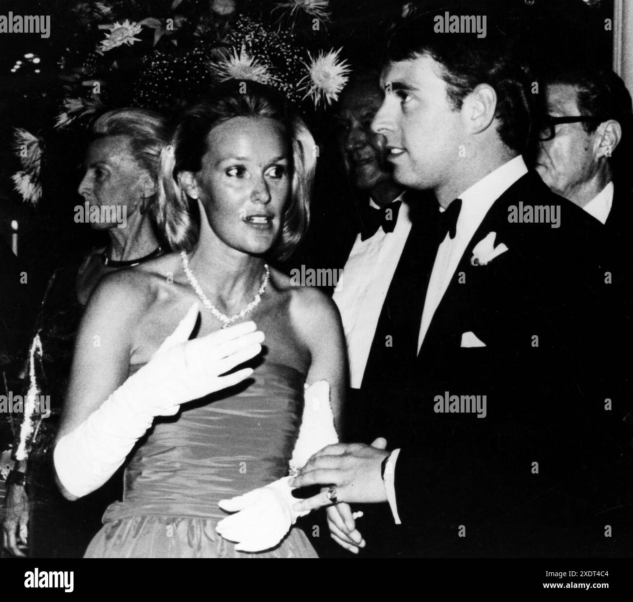 Anni' 80 Londra Archivio Storico Olycom/LaPresse Andrea, duca di York (nome completo Andrea Alberto Cristiano Edoardo Mountbatten-Windsor, in Inklese Andrew Albert Christian Edward Mountbatten-Windsor; Buckingham Palace, 19. Februar 1960), è un principe britannico, terzogenito e secondo figlio maschio della Regina Elisabetta II del Regno Unito e del Principe Filippo, Duca di Edimburgo e fratello minore del re Carlo III. È attualmente ottavo in linea di successione al trono britannico. Nella Foto: Principe Andrea d’Inghilterra al Syndicate Ball auf dem Foto: Principe Andrea d’Inghilterra al Syndicate Ball auf dem Foto: Prinz Andrew von England auf der Syn Stockfoto