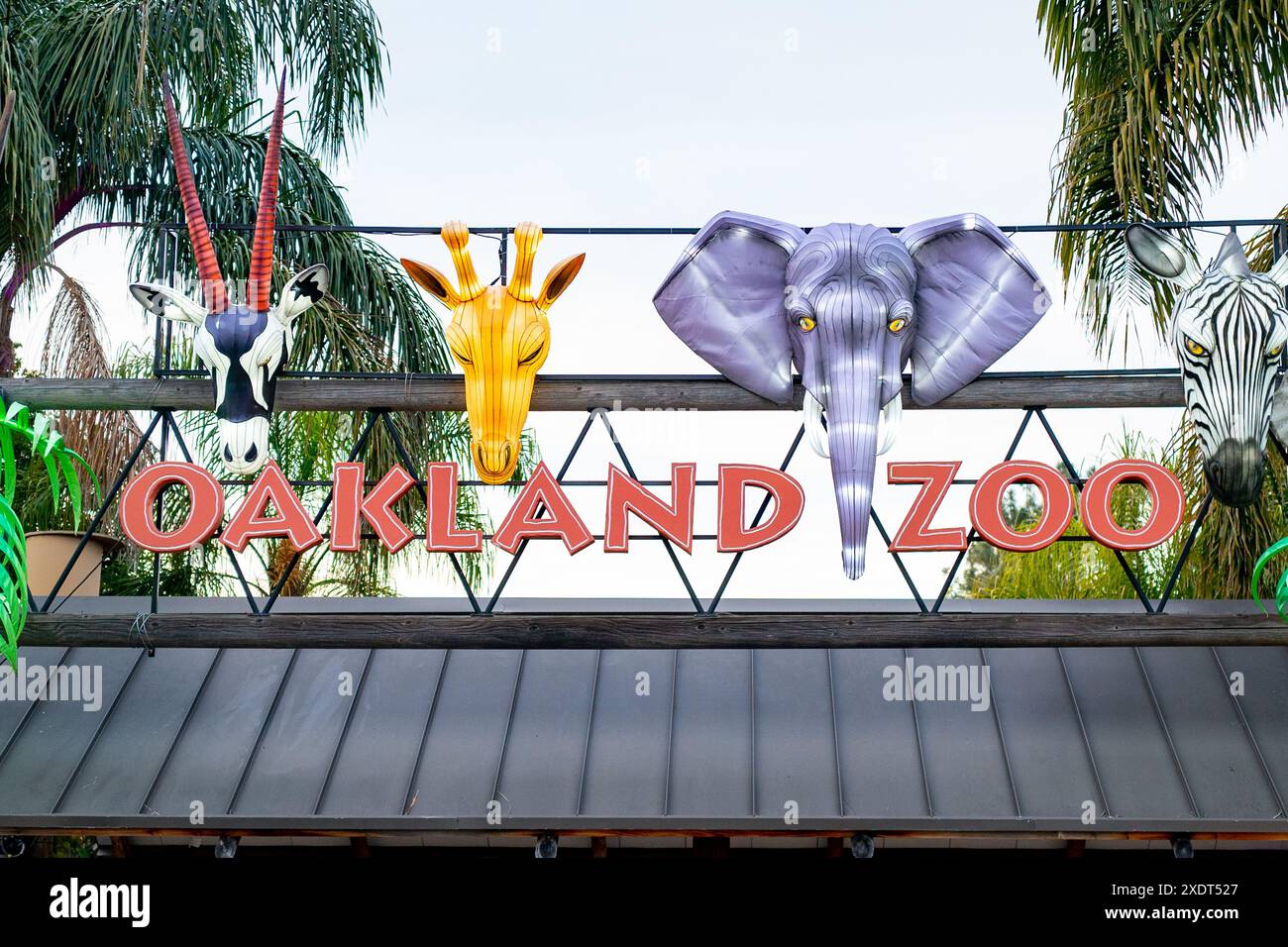 Usa. Januar 2022. Schild am Eingang zum Oakland Zoo in Oakland, Kalifornien mit Laternen für Glowfari Event sichtbar, 13. Januar 2022. Foto von Sftm. (Foto: Gado/SIPA USA) Credit: SIPA USA/Alamy Live News Stockfoto
