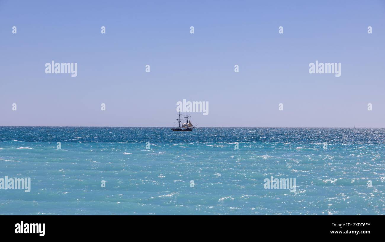 Schön an der Cote d'azur mit Blick auf das Meer mit einer Nachbildung eines Piratenschiffs Stockfoto