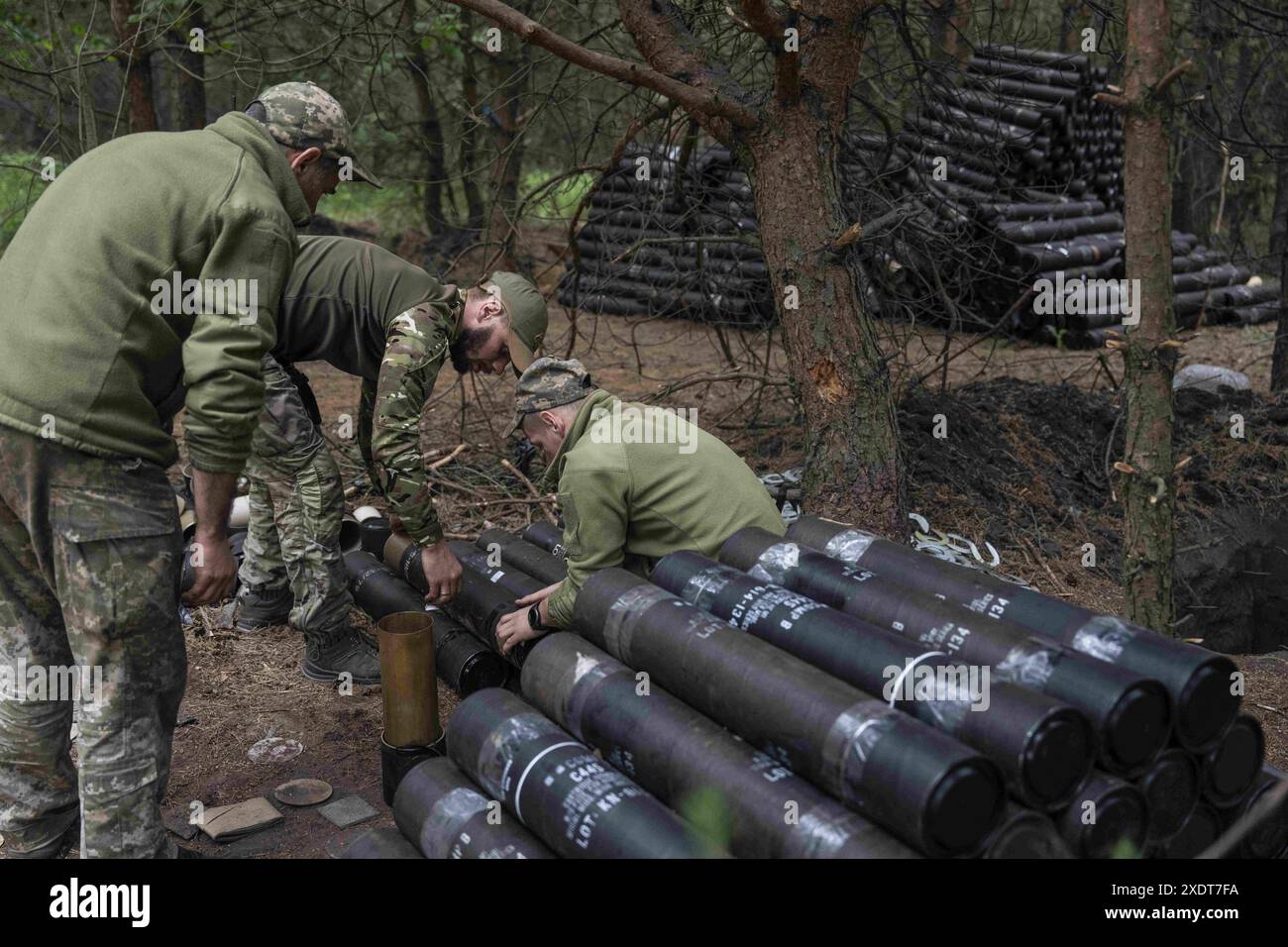 Charkiv, Ukraine. Juni 2024. Soldaten der 57. Brigade bereiten Munition für eine Artillerieeinheit auf ukrainischer Position in der Nähe von Wowchansk, Oblast Charkiw vor. Die Kämpfe in der Oblast Charkiw haben zugenommen, seit Russland im Mai seine letzte Offensive in der Region gestartet hat. (Credit Image: © Laurel Chor/SOPA Images via ZUMA Press Wire) NUR REDAKTIONELLE VERWENDUNG! Nicht für kommerzielle ZWECKE! Stockfoto