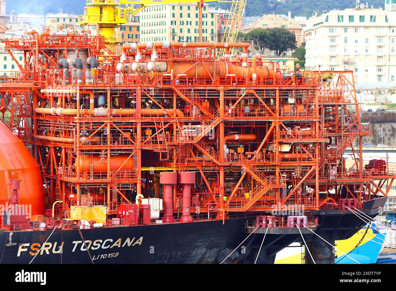 Das riesige Rohrnetz an Bord des im Hafen von Genua (Italien) verankerten Schiffs der Floating Storage and Regasification Unit „FSRU Toscana“, Stockfoto