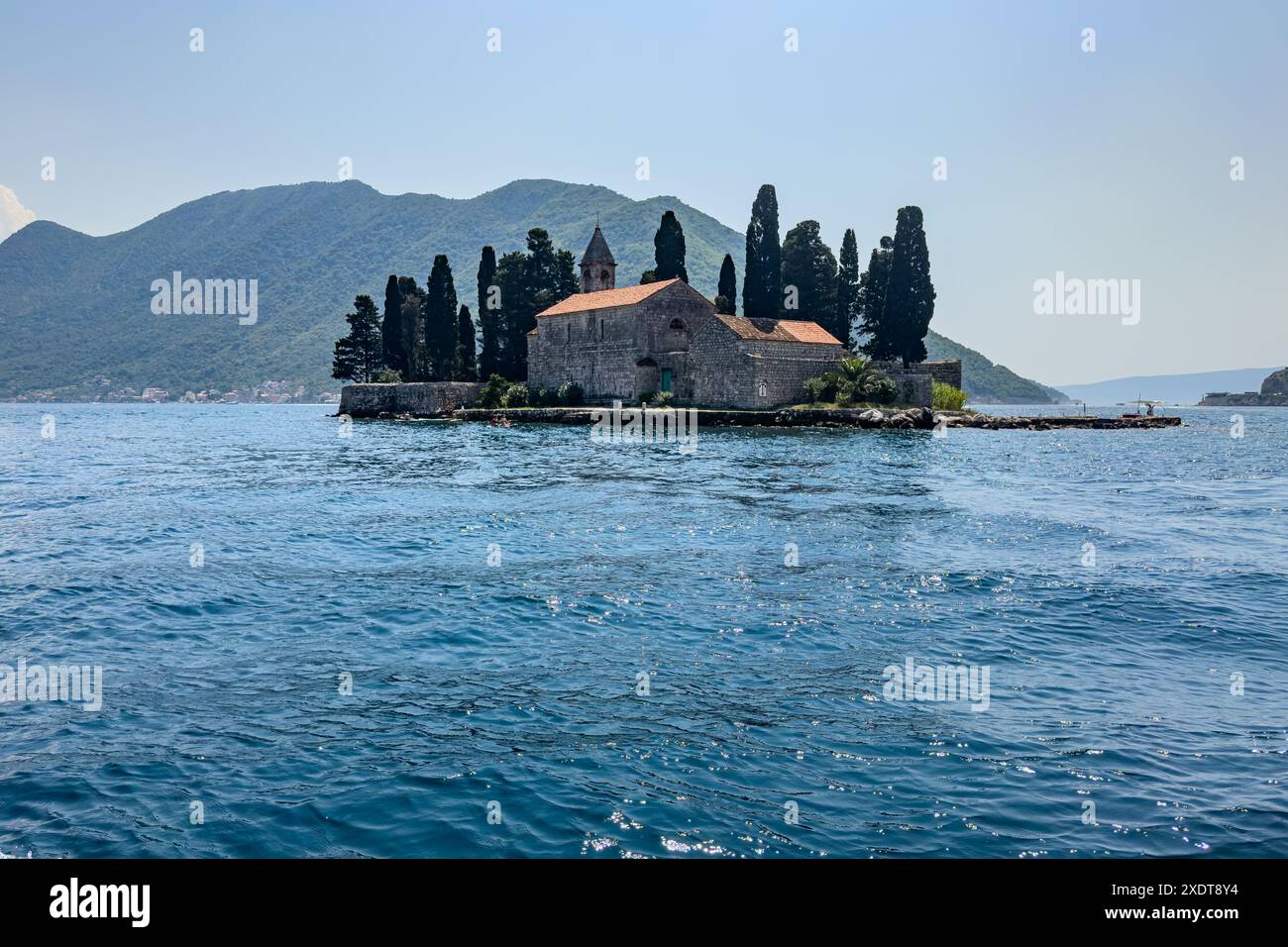 Ein ruhiger Blick auf die Insel Saint George mit blauem Meer an einem sonnigen Tag in Kotor Bay, Montenegro Stockfoto