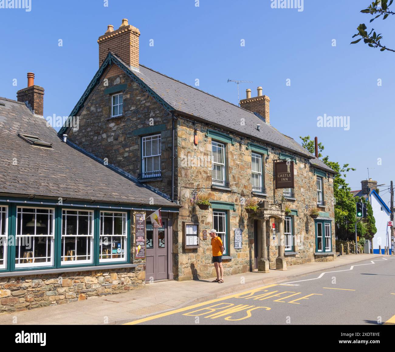 Außenansicht des Castle Inn (früher The Castle Hotel), öffentliches Haus, Bridge St, Newport, Pembrokeshire. Wales. GROSSBRITANNIEN Stockfoto