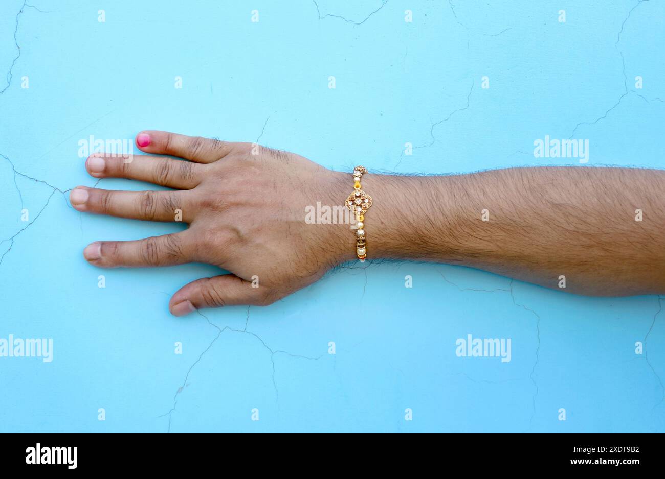 Bruder zeigt Rakhi auf seiner Hand anlässlich des Raksha Bandhan Festivals in Indien Stockfoto