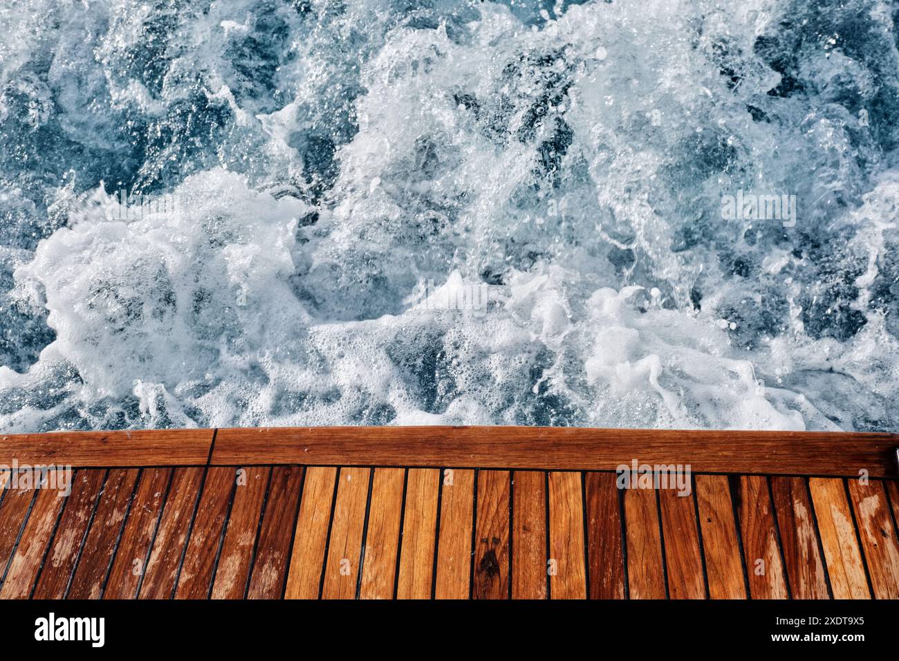 Backteakkdeck einer Motoryacht, Wellen und Meeresschaum. Stockfoto