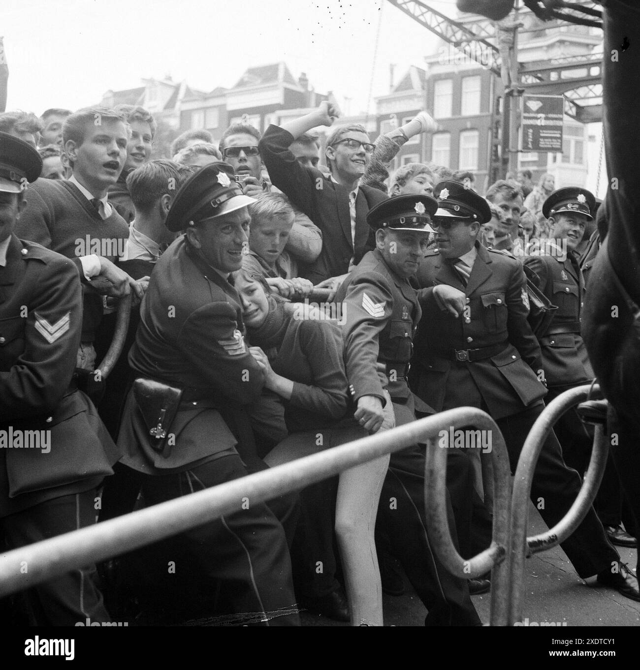 Betlemania - die Beatles in den Niederlanden - Holland, Juni 1964 - die Polizei hat Schwierigkeiten, die verrückten Fans zu kontrollieren Stockfoto